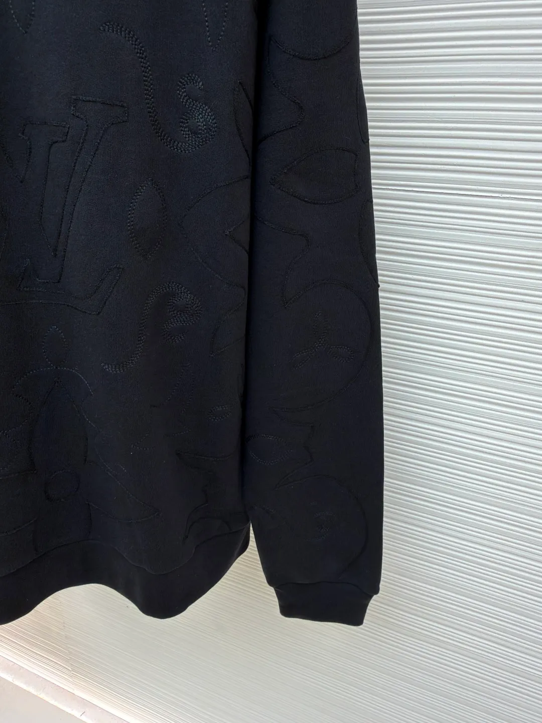 LOUIS VUITTON fully embroidered large flower sweatshirt ●Original version: Purchased and developed for 18500 ●Item number: 1680970-A85 ●Material: 100% cotton jersey fabric ●Technology: Fleece shearing ●Version: Fitted version ●Weight: about 635 grams ●Size: XS-S-M-L ●Description: The fabric is made of 32s double-ply cotton jersey. The finished cloth weighs 330g. The embryo is dyed and subjected to the fleece shearing process. After washing, the finished cloth is shaped and matched with a 20s double-yarn flat machine to weave ribs. A domestic high-speed small towel machine is used for embroidery. The machine locks a single head and large-size positioning flowers are embroidered on the front and back. The overall wiring is straight and delicate, the fabric is comfortable and soft, and the color is consistent without color difference. It can be matched with the same style to create a fashionable look and control various occasions. Customized accessories, complete with three standards, same style for men and women!